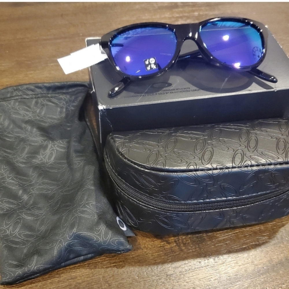 New Oakley 55 mm Cateye sunglasses